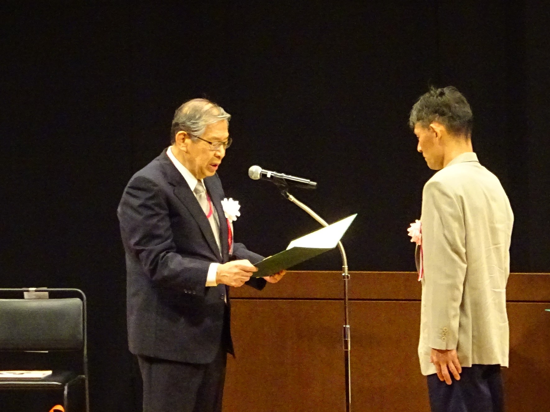 小出会長から表彰状を受ける中村さん